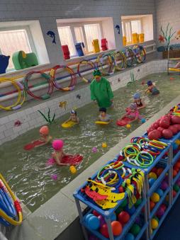 Проведение занятий с воспитанниками в бассейне