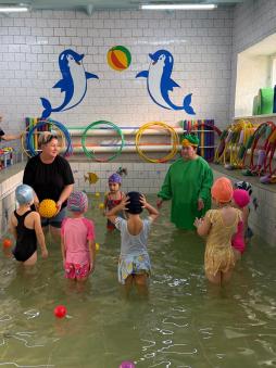 Проведение занятий с воспитанниками в бассейне